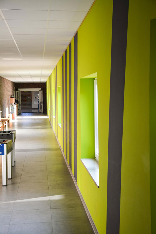 Die Schulflure der Grundschule Schortens sind hell, freundlich und bieten viel Raum für Bewegung und Begegnung im Schulalltag.