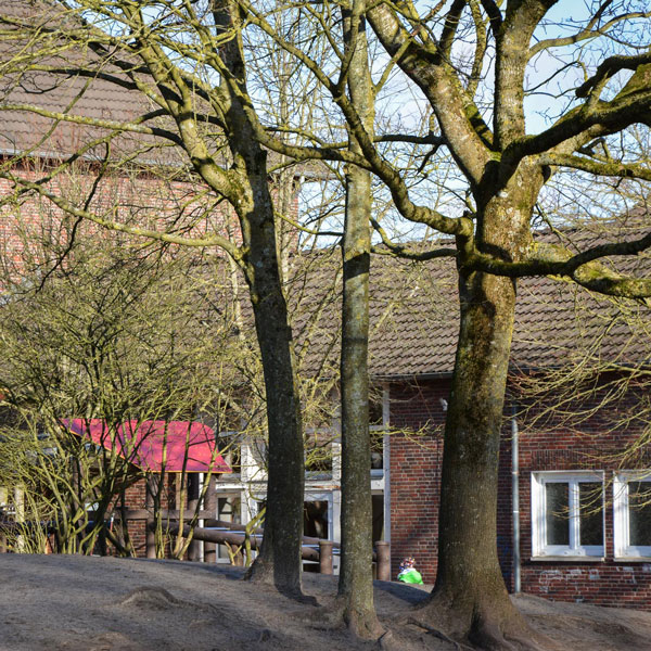 Der Pausenhof der Grundschule Schortens lädt zum Spielen, Bewegen und gemeinsamen Pausieren ein – ein zentraler Ort für das soziale Miteinander.