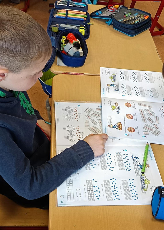 Schulkind lernt konzentriert im Klassenzimmer der Grundschule Schortens – moderne Lernumgebung