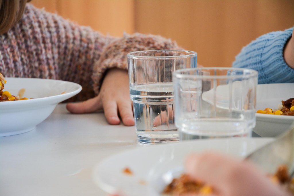 Kinder der Ganztagsbetreuung essen gemeinsam in der modernen Schulkantine der Grundschule Schortens